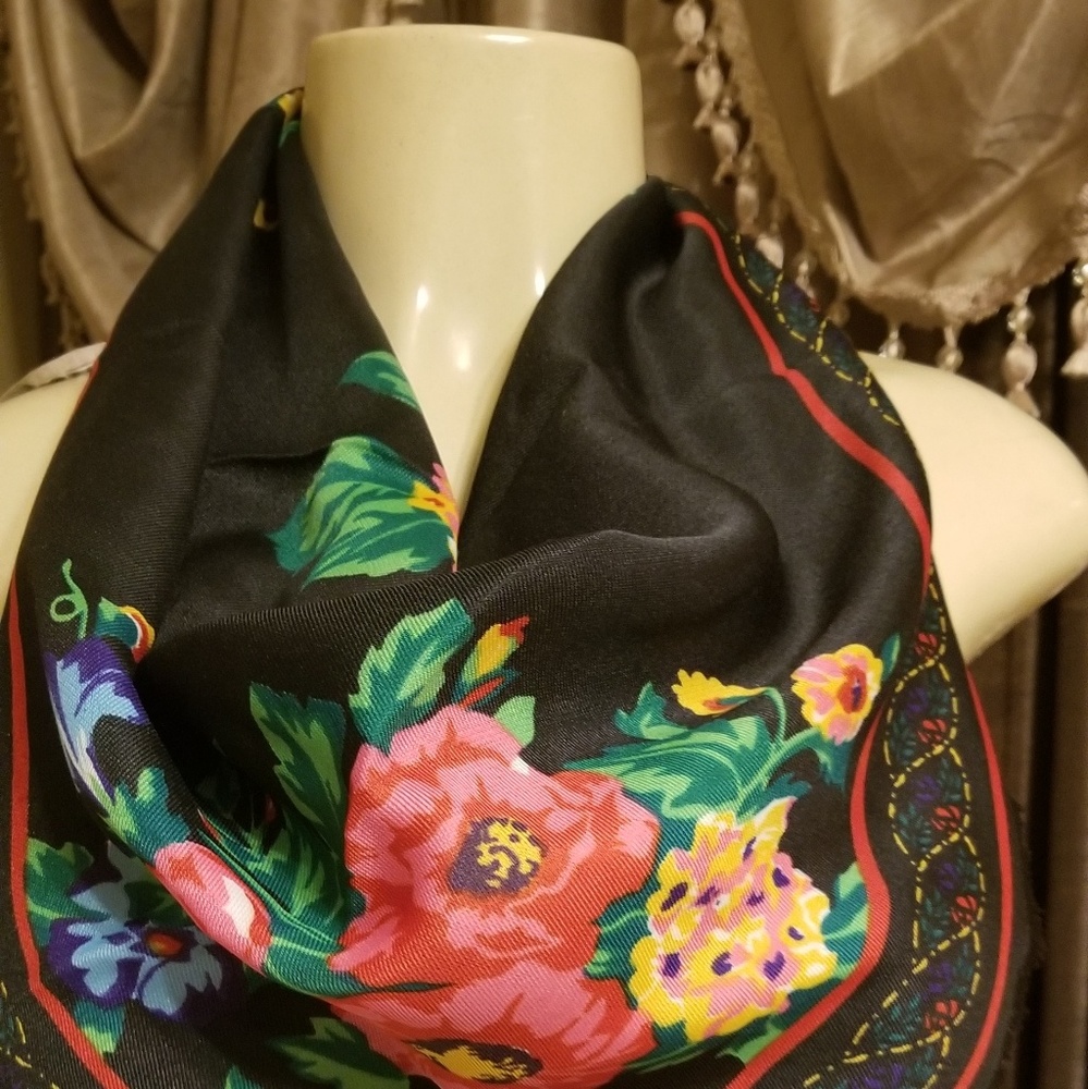 Rose🌺🥀🌹scarf 🧣 Vintage /Rare